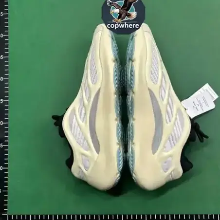 Yeezy Boost 700 v3 en otro color