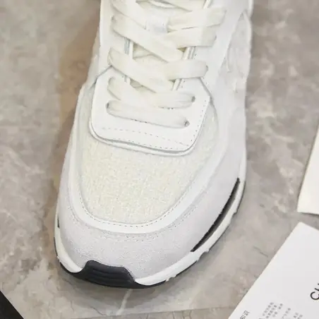 Chanel Sporty Sneakers en otro color