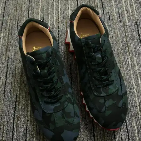Zapatillas negras: Suela roja