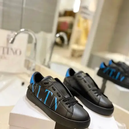 Valentino VLTN negra en negro